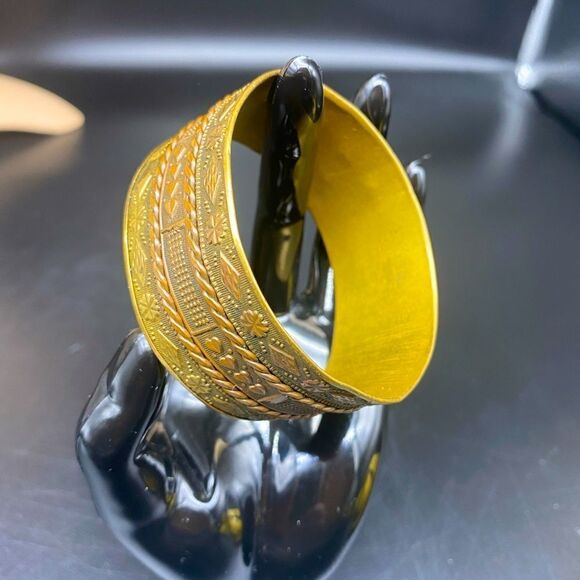 Ladies 8” brass bangle w/intricate engraving that appears to be Eastern Indian - Picture 2 of 10